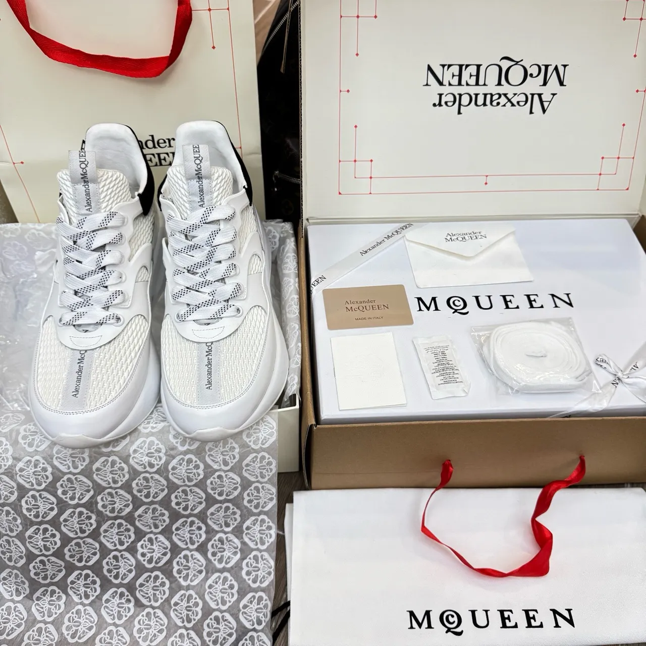 Alexander McQueen Sneaker oversized Blanc Noir Semelle plateforme Maille et construction de superposition Synthétique Sneakers chunky 2