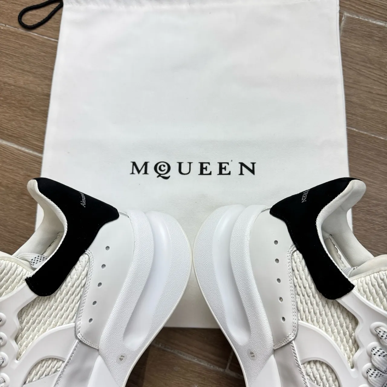 Alexander McQueen Sneaker oversized Blanc Noir Semelle plateforme Maille et construction de superposition Synthétique Sneakers chunky 4