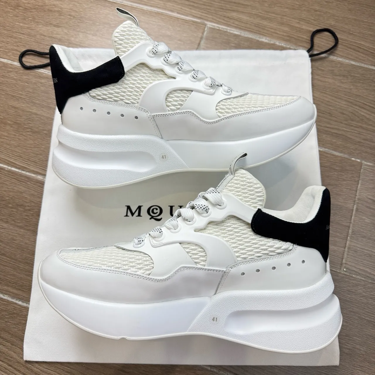 Alexander McQueen Sneaker oversized Blanc Noir Semelle plateforme Maille et construction de superposition Synthétique Sneakers chunky 5