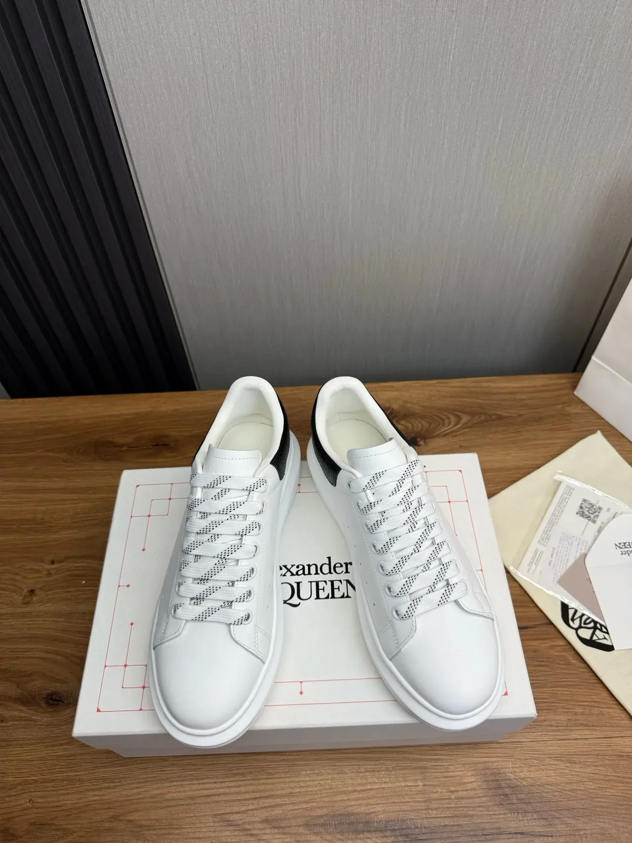 Alexander McQueen حذاء رياضي كبير جدا أبيض أسود النعل كعب متنقش حذاء أسلوب حياة 2