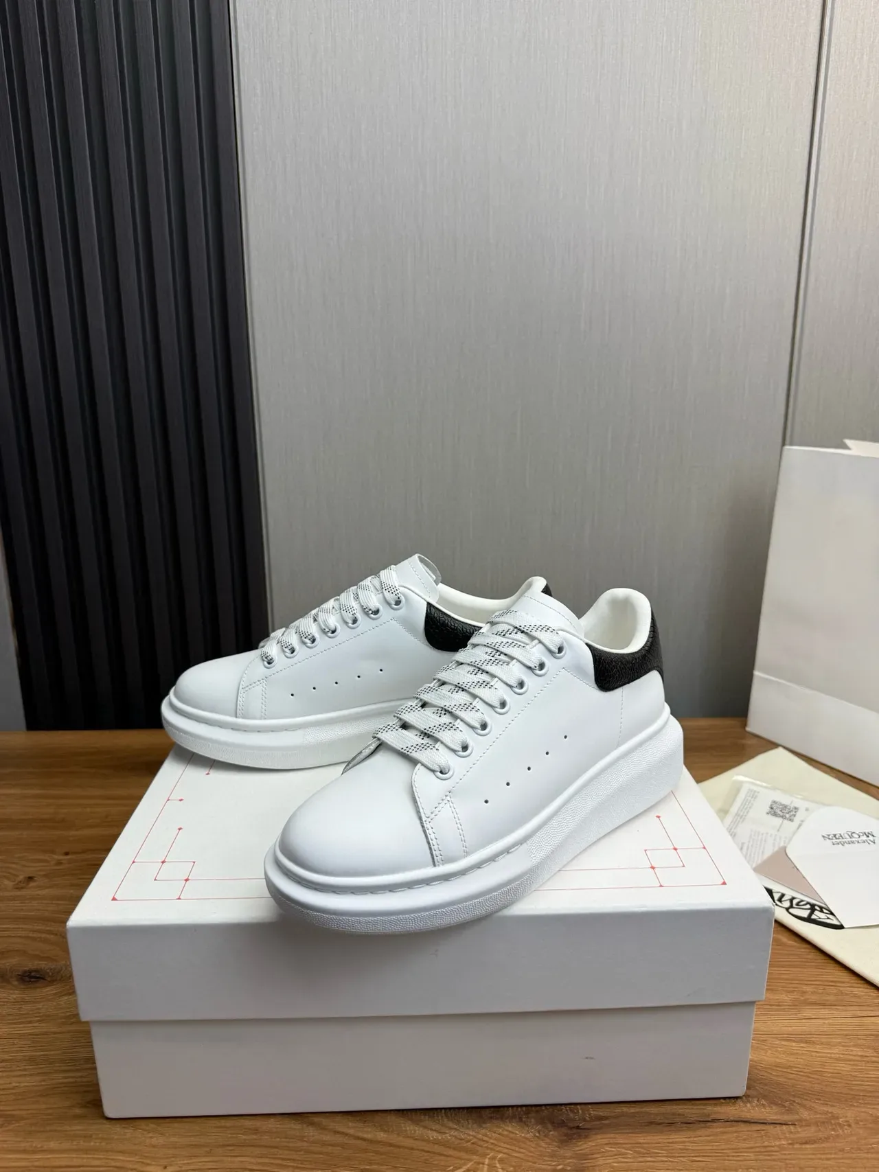 Alexander McQueen حذاء رياضي كبير جدا أبيض أسود النعل كعب متنقش حذاء أسلوب حياة 3