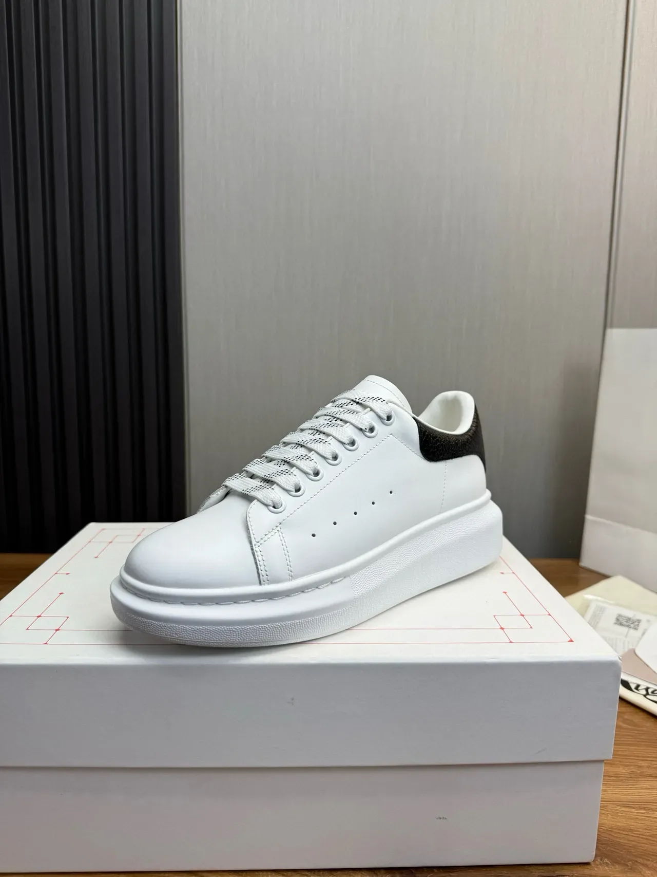 Alexander McQueen حذاء رياضي كبير جدا أبيض أسود النعل كعب متنقش حذاء أسلوب حياة 4