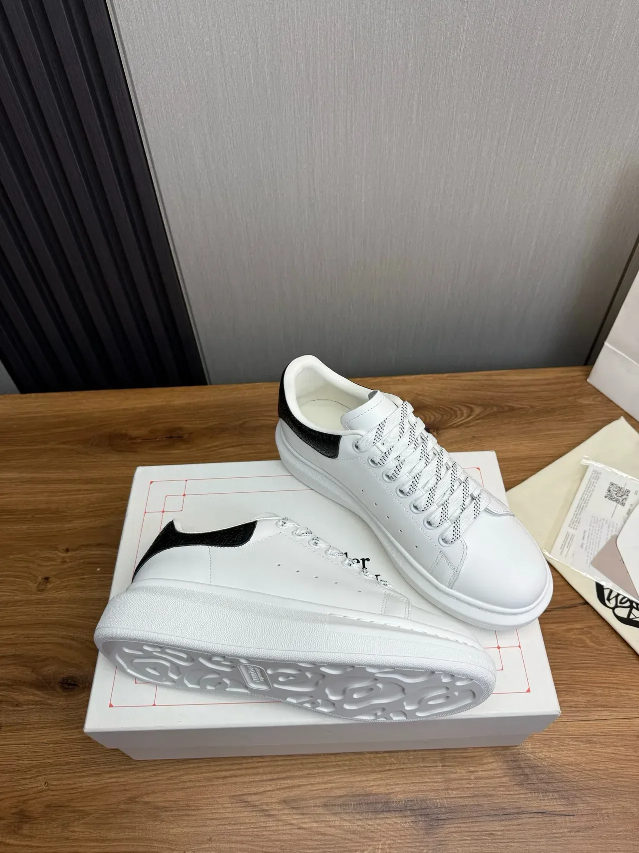 Alexander McQueen حذاء رياضي كبير جدا أبيض أسود النعل كعب متنقش حذاء أسلوب حياة 5