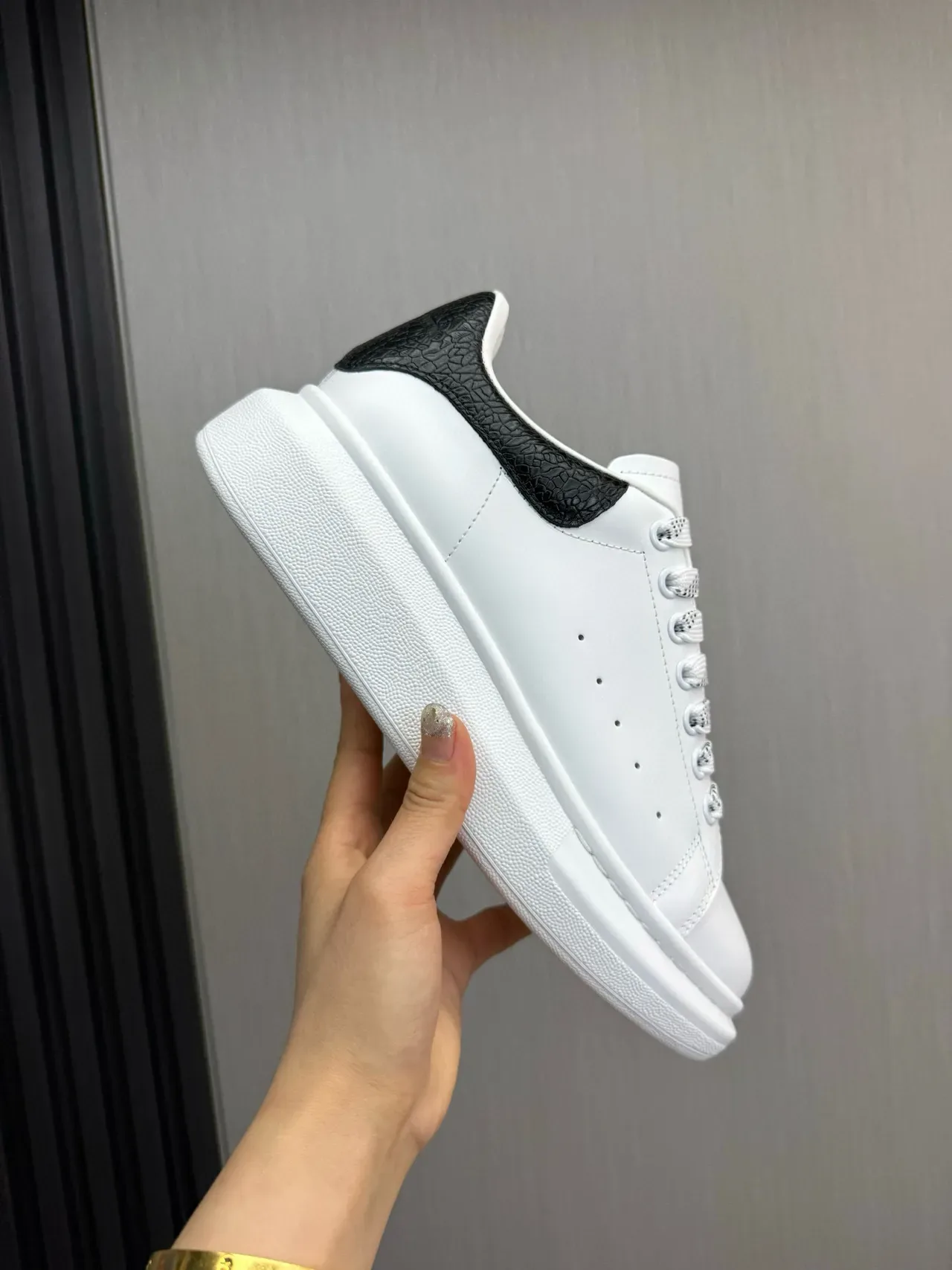 Alexander McQueen حذاء رياضي كبير جدا أبيض أسود النعل كعب متنقش حذاء أسلوب حياة 6