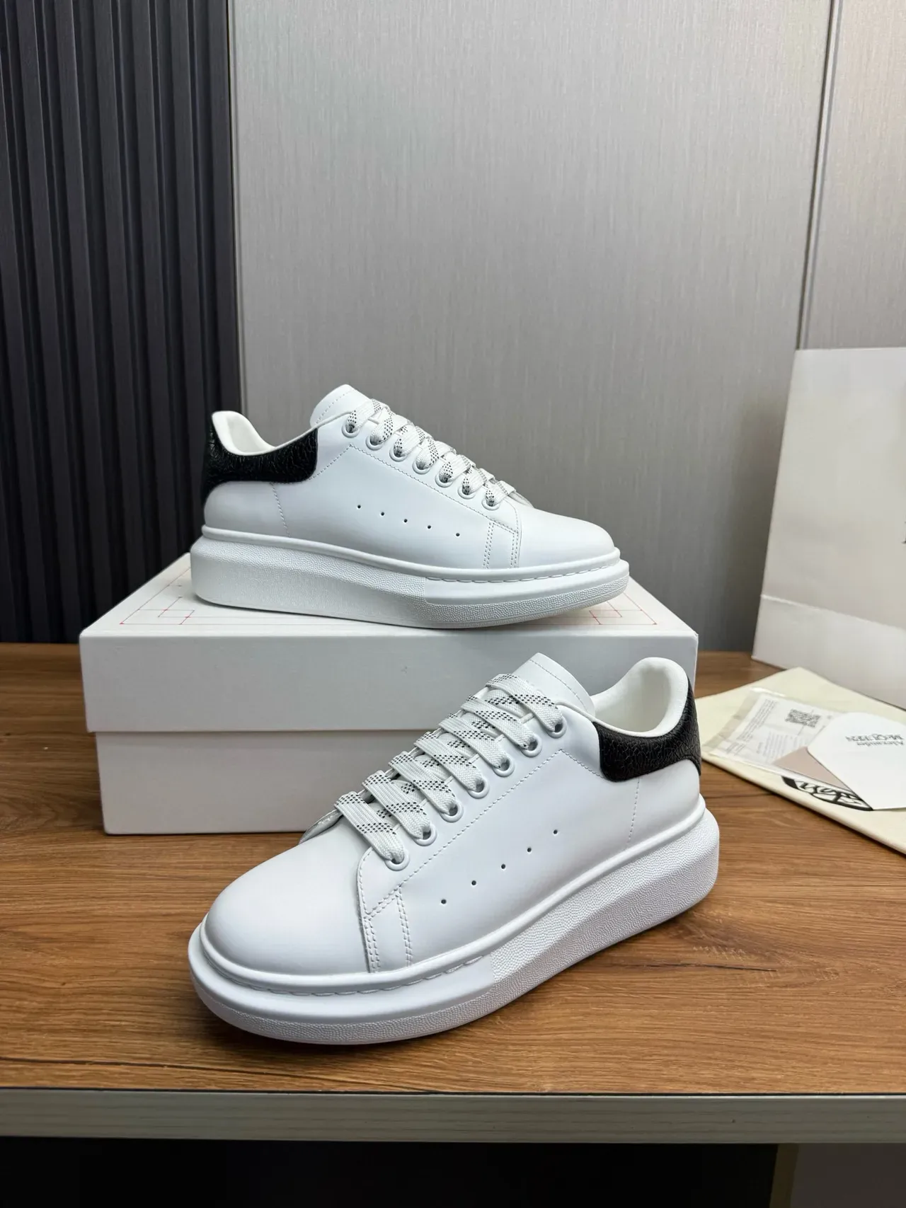 Alexander McQueen حذاء رياضي كبير جدا أبيض أسود النعل كعب متنقش حذاء أسلوب حياة 8