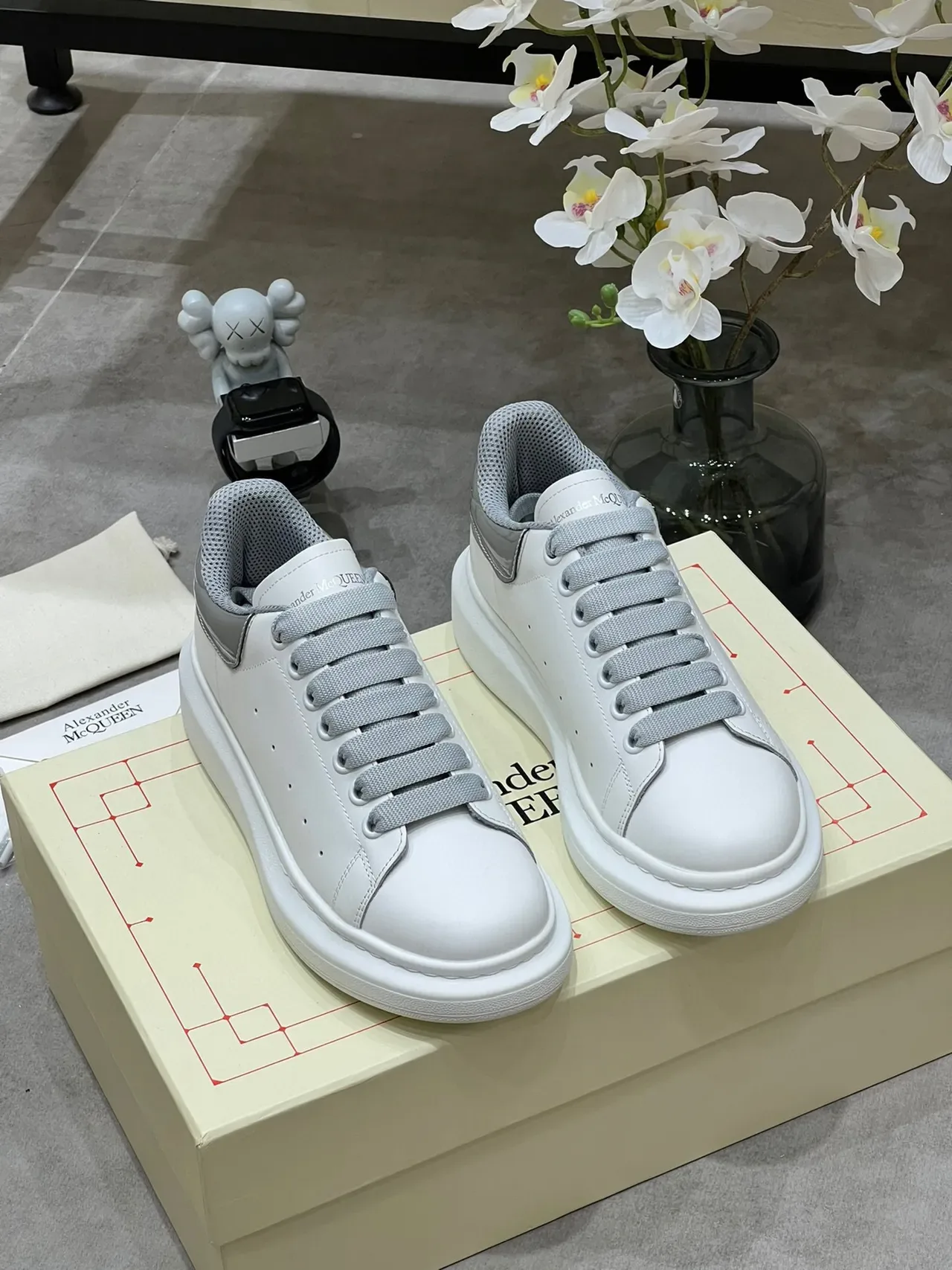 Alexander McQueen 大号运动鞋 白灰 生活方式运动鞋 9
