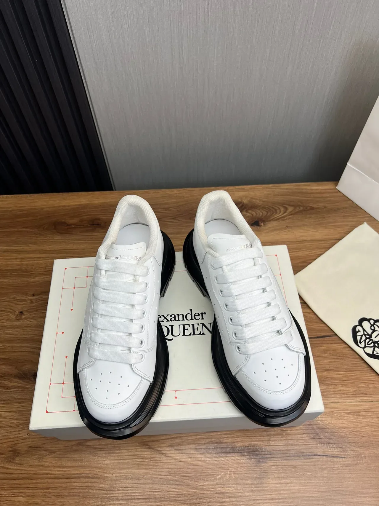 Alexander McQueen حذاء رياضي جلد أبيض oversized chunky 2