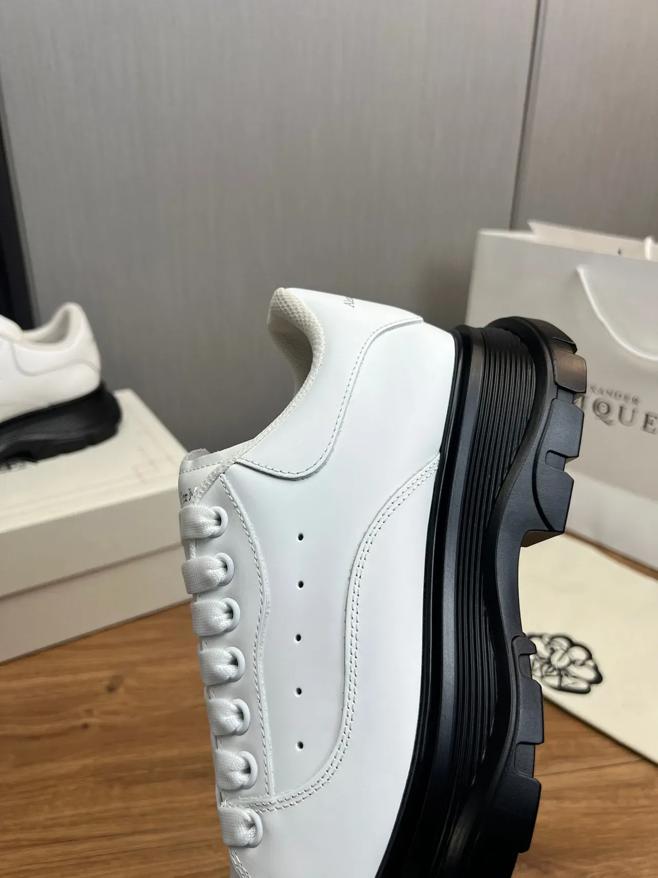 Alexander McQueen حذاء رياضي جلد أبيض oversized chunky 3