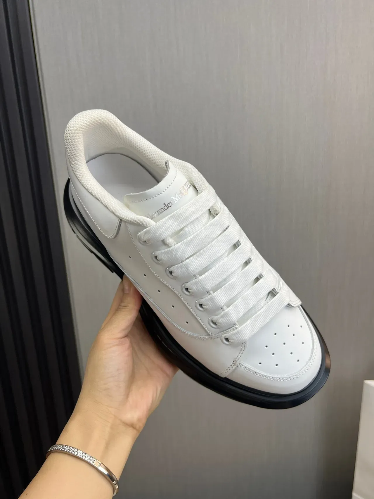 Alexander McQueen حذاء رياضي جلد أبيض oversized chunky 4
