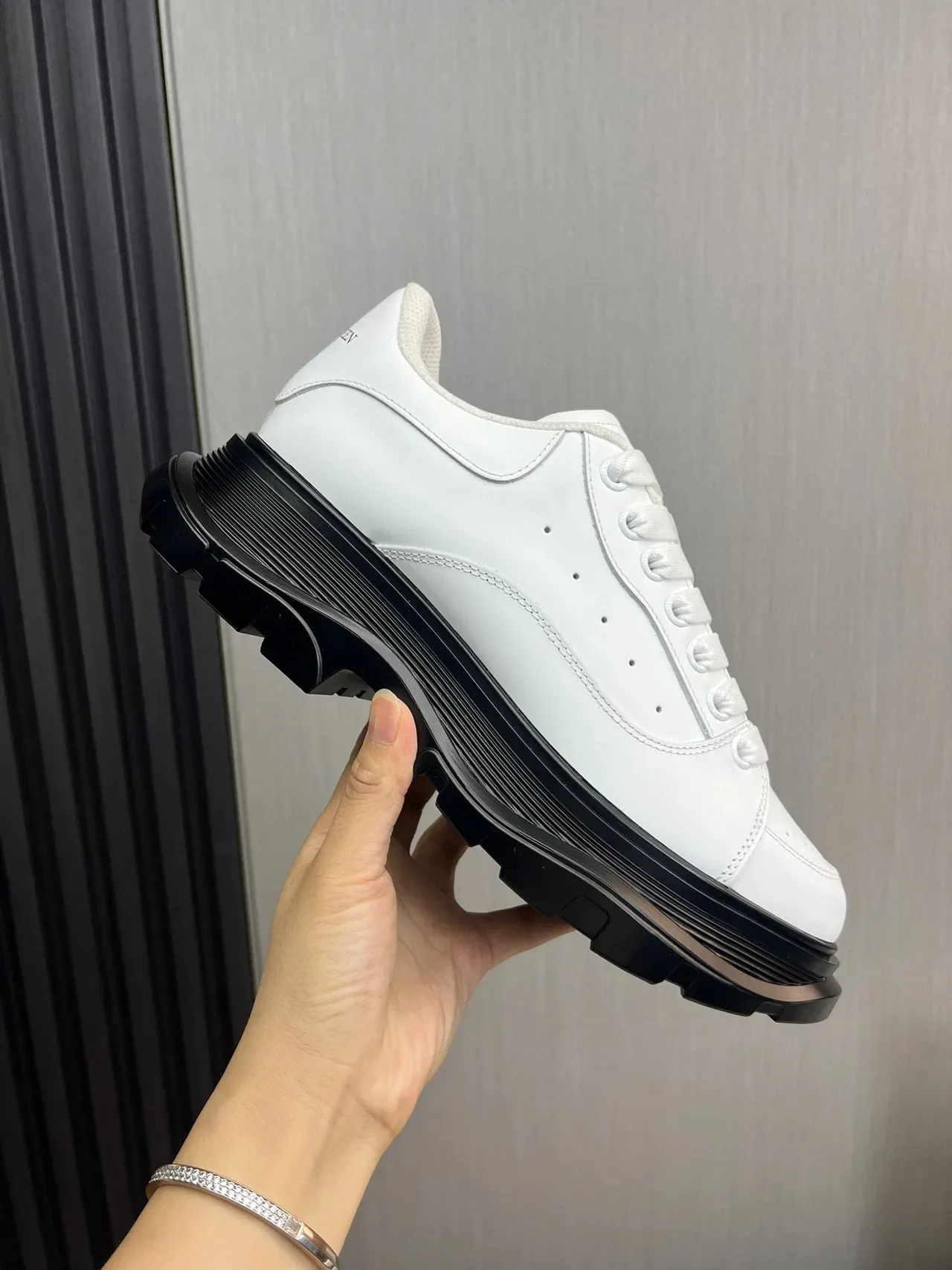 Alexander McQueen حذاء رياضي جلد أبيض oversized chunky 5