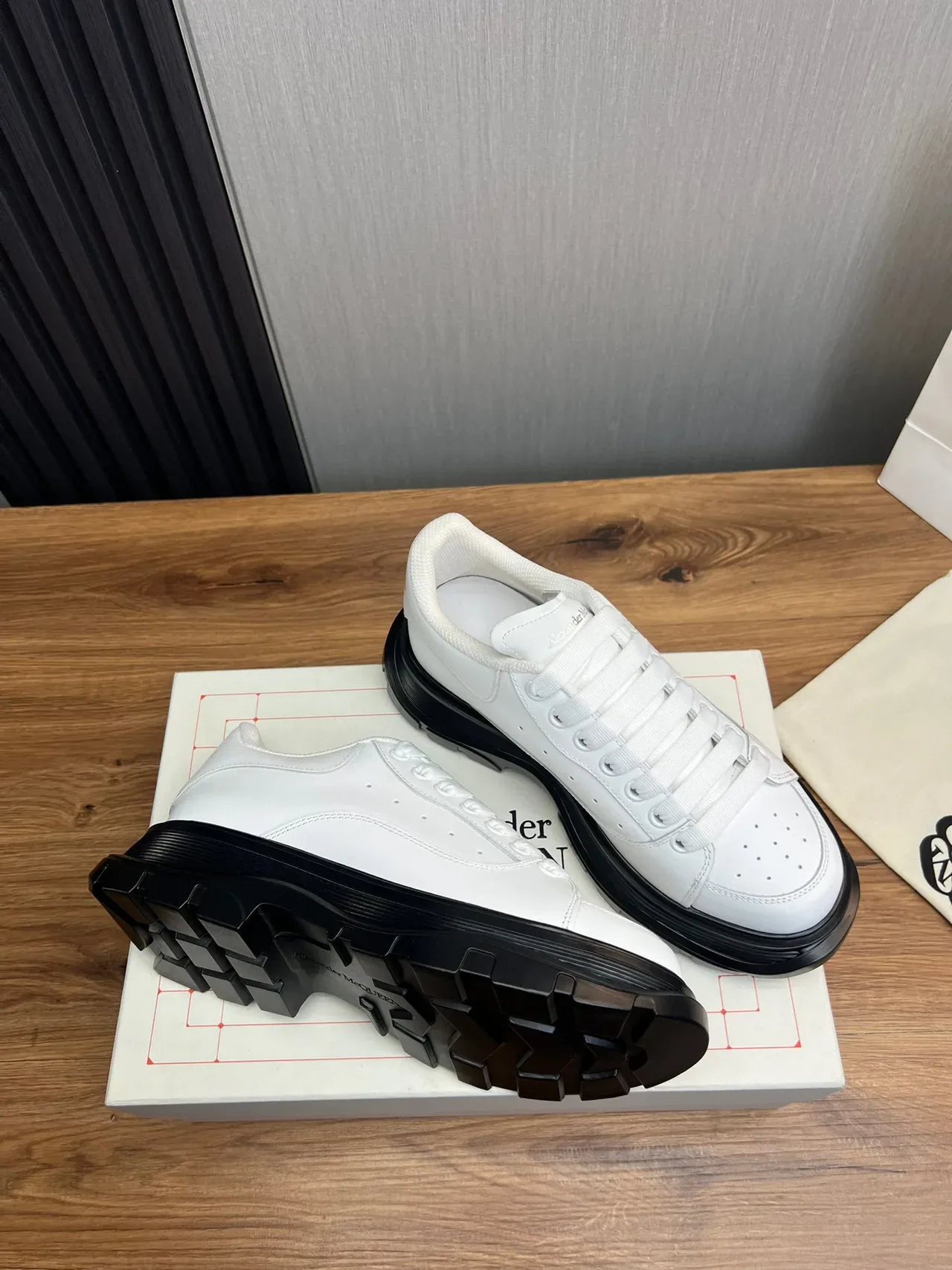 Alexander McQueen حذاء رياضي جلد أبيض oversized chunky 6