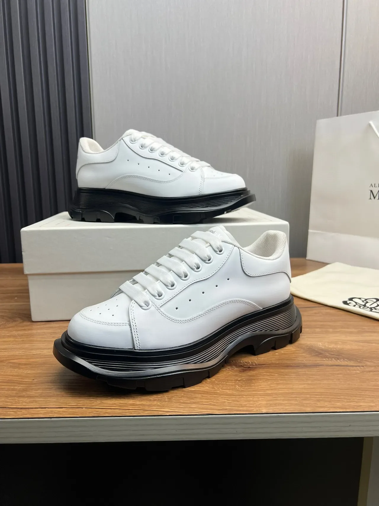 Alexander McQueen حذاء رياضي جلد أبيض oversized chunky 8