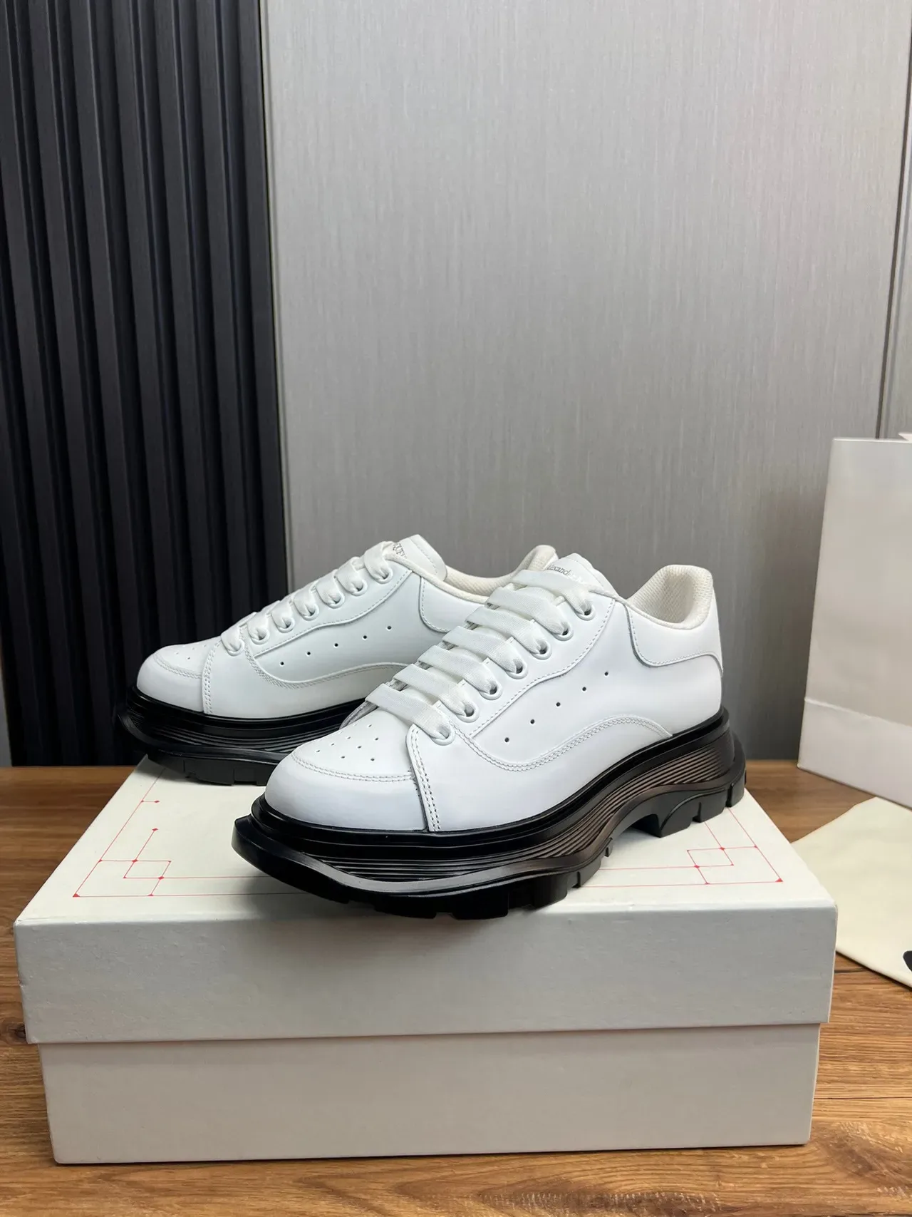 Alexander McQueen حذاء رياضي جلد أبيض oversized chunky 9