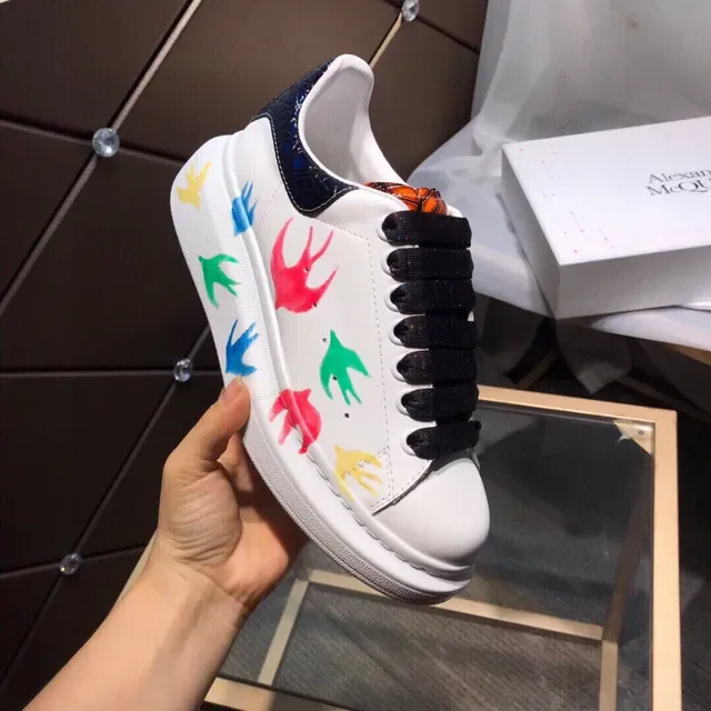 Alexander McQueen Zapatillas oversized blancas multicolor con impresión de pájaro sneakers lifestyle 2