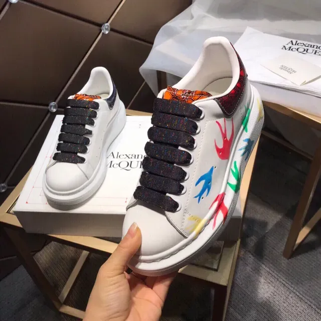Alexander McQueen Zapatillas oversized blancas multicolor con impresión de pájaro sneakers lifestyle 3