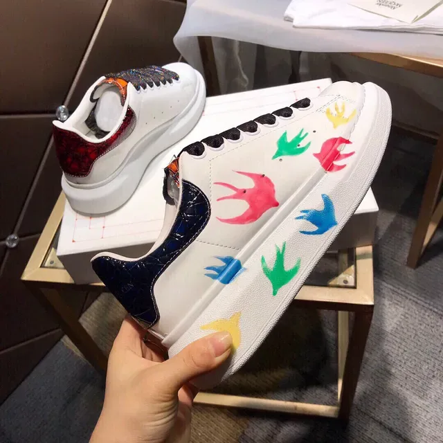 Alexander McQueen Zapatillas oversized blancas multicolor con impresión de pájaro sneakers lifestyle 6