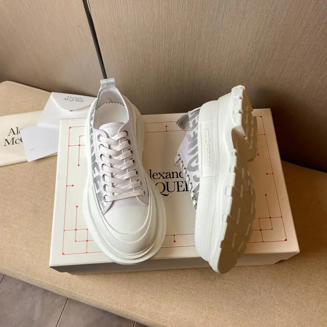 Alexander McQueen Oversized Sneaker White Silver Platform Sole Metallic Side Panel Chunky Sneakers 6