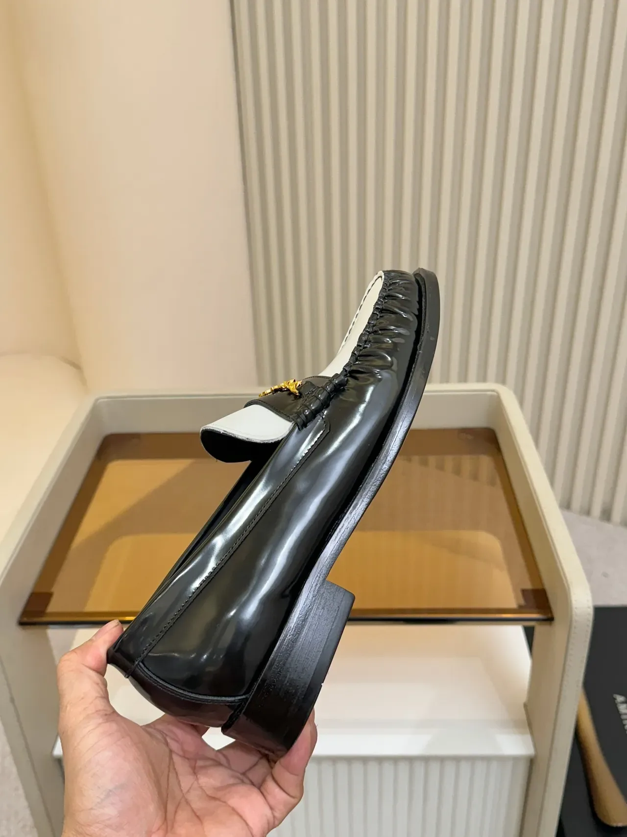 Amiri Skel Top Loafer أسود وأبيض جلد لامع 4