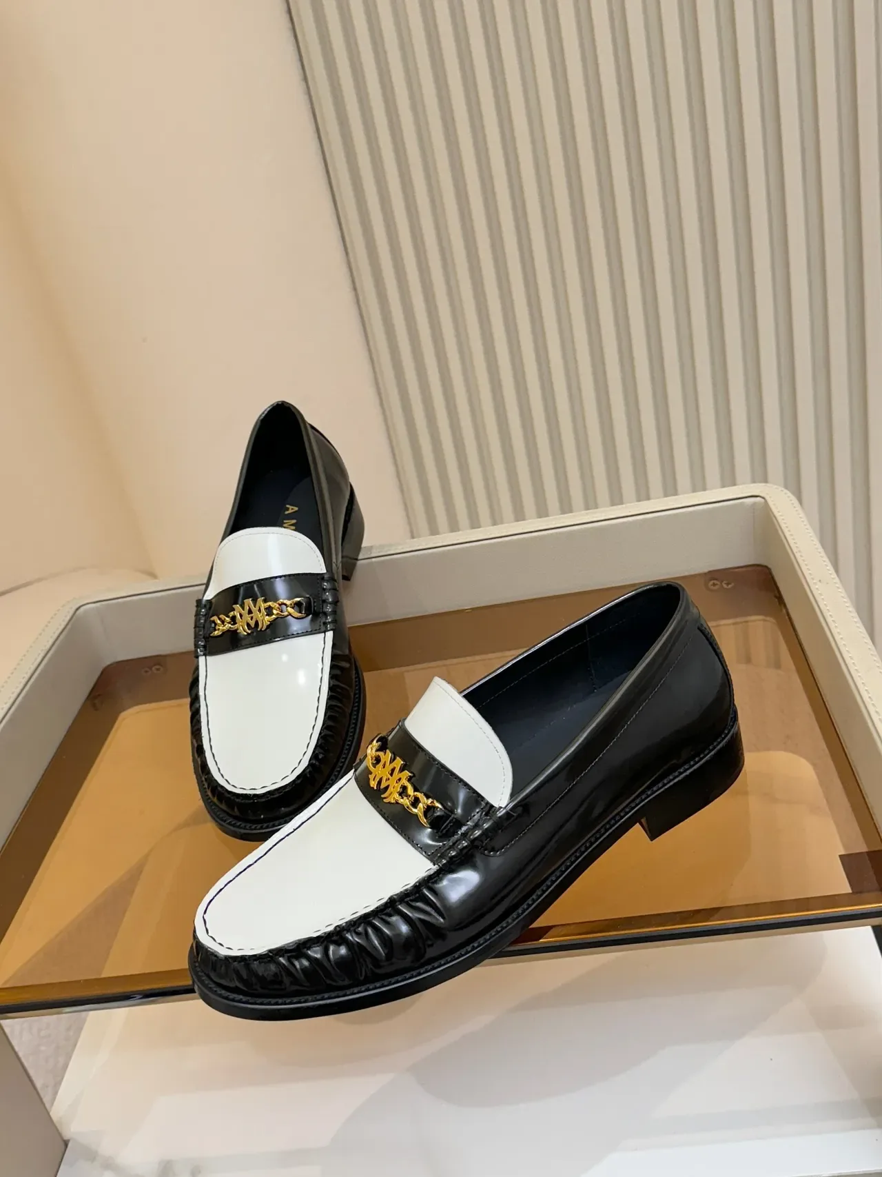 Amiri Skel Top Loafer أسود وأبيض جلد لامع 5