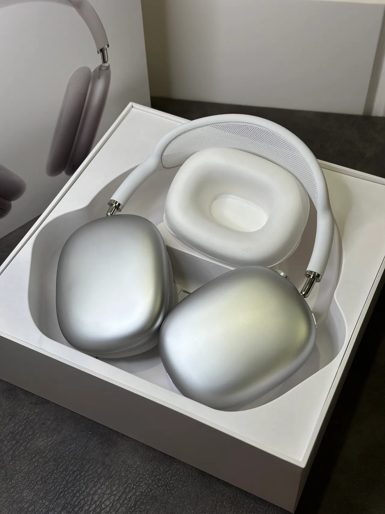 Apple AirPods Max White Over-ear Headphones 6