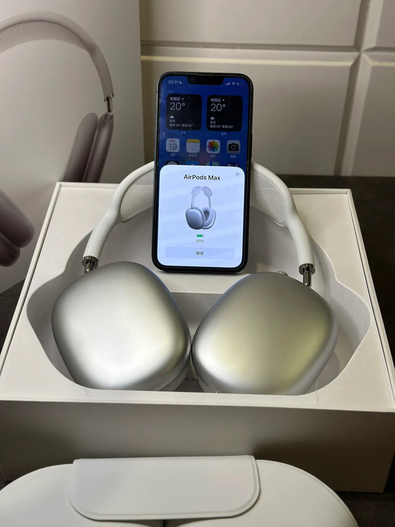 Apple AirPods Max White Over-ear Headphones 9