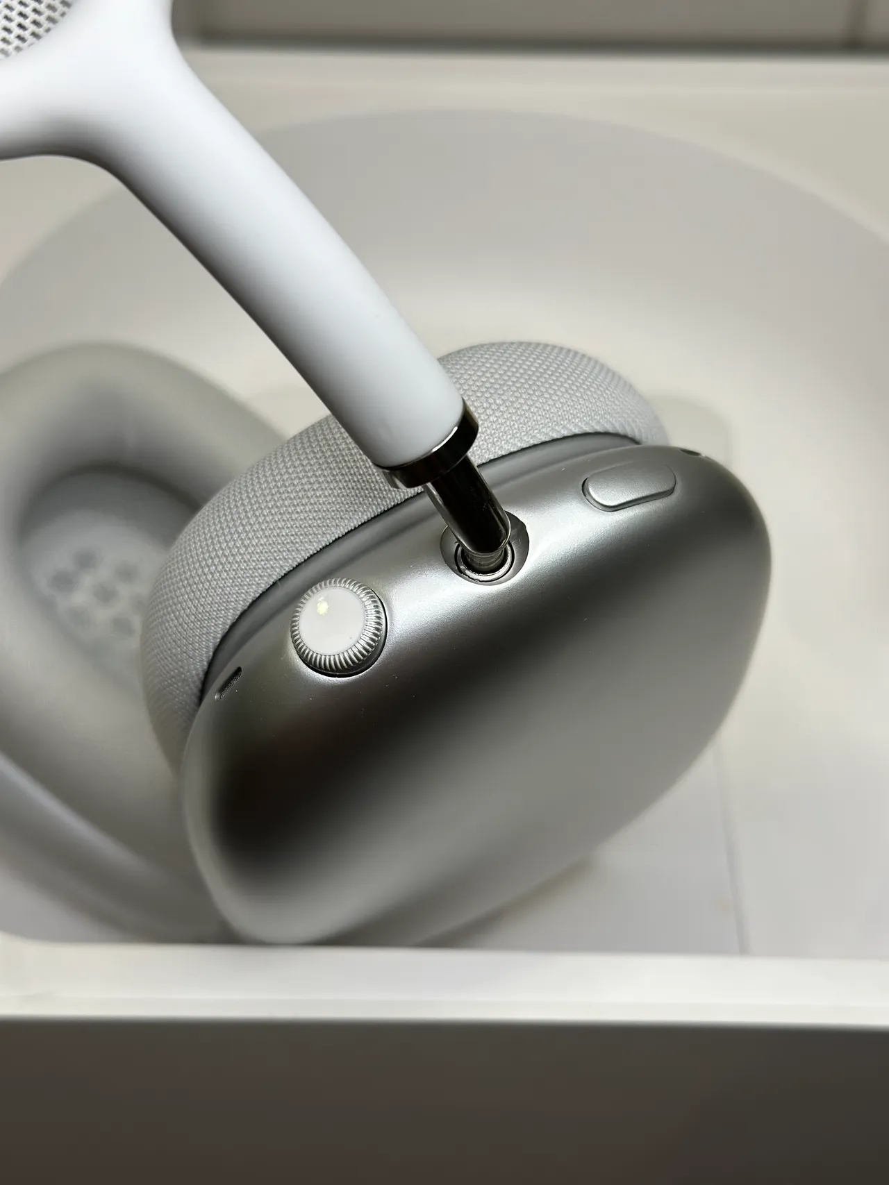 Apple AirPods Max White Over-ear Headphones 11