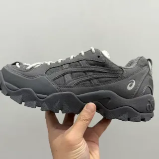ASICS رمادي أبيض أحادي اللون شبكي و نقش الجزء العلوي أحذية رياضية نمط حياة