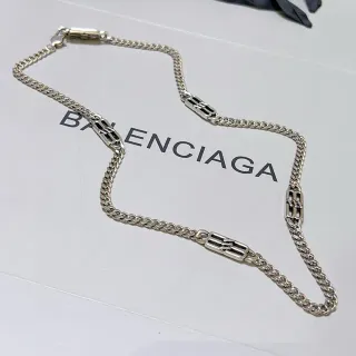 Balenciaga BB Chain قلادة كيرب بلون فضي