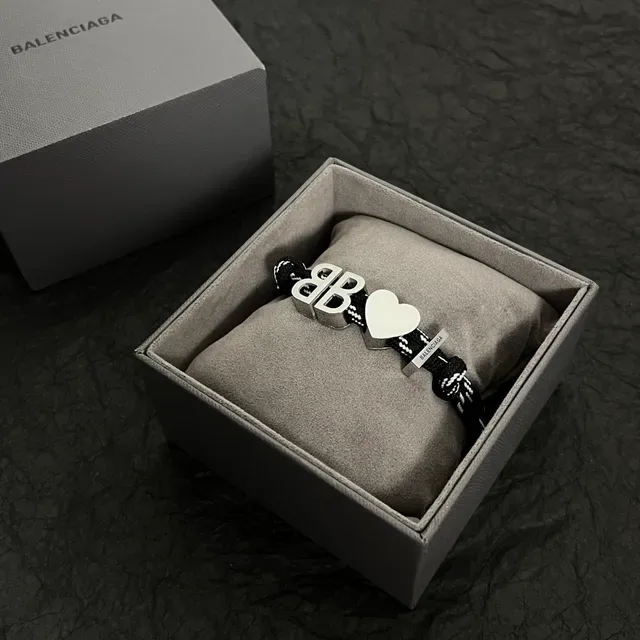 Balenciaga BB Heart pulseira de corda preta e branca 3
