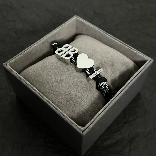 Balenciaga BB Heart pulseira de corda preta e branca 4
