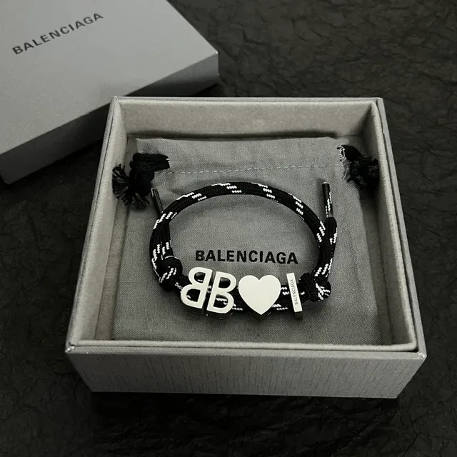 Balenciaga BB Heart pulseira de corda preta e branca 5