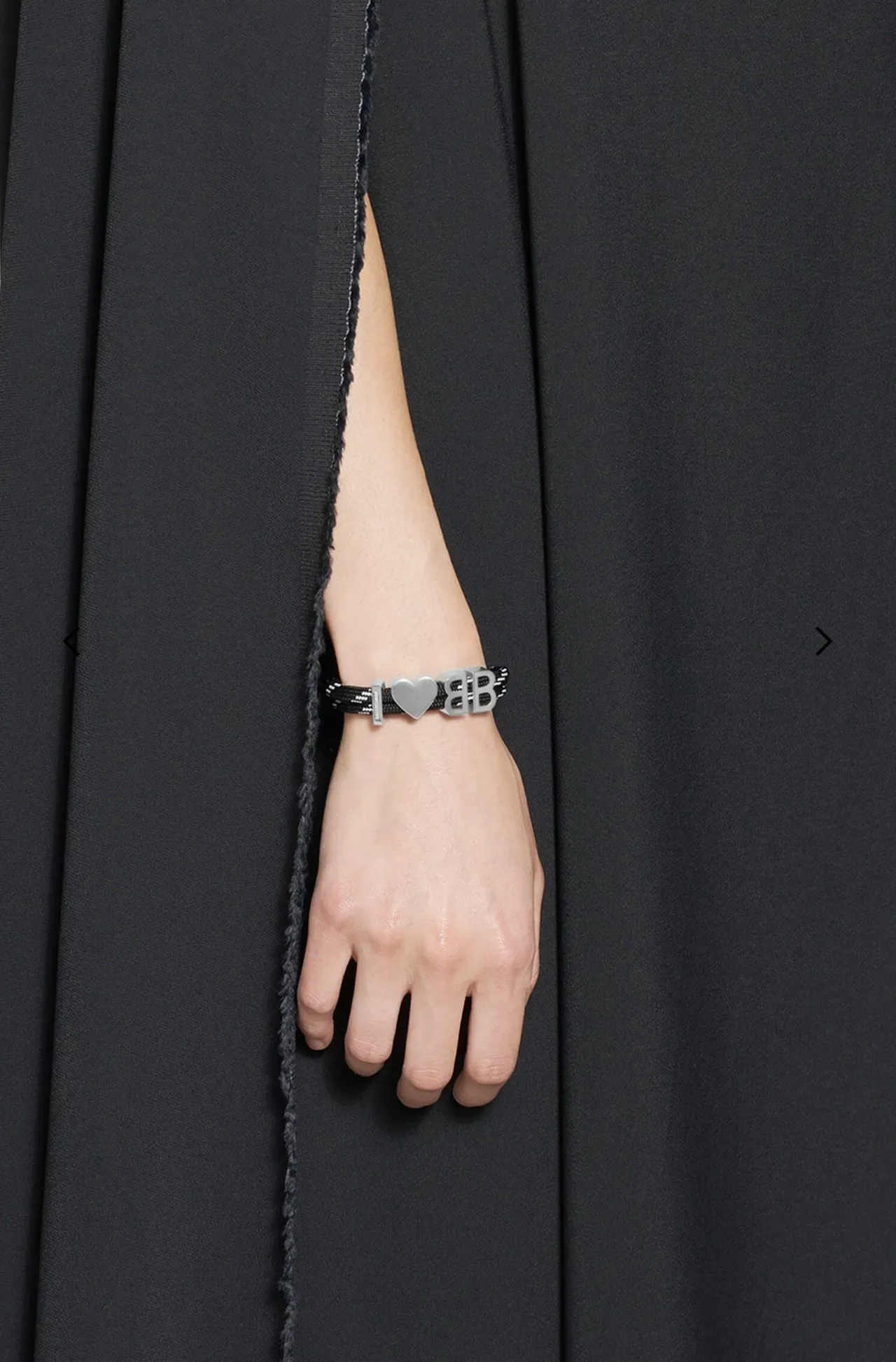 Balenciaga BB Heart pulseira de corda preta e branca 7