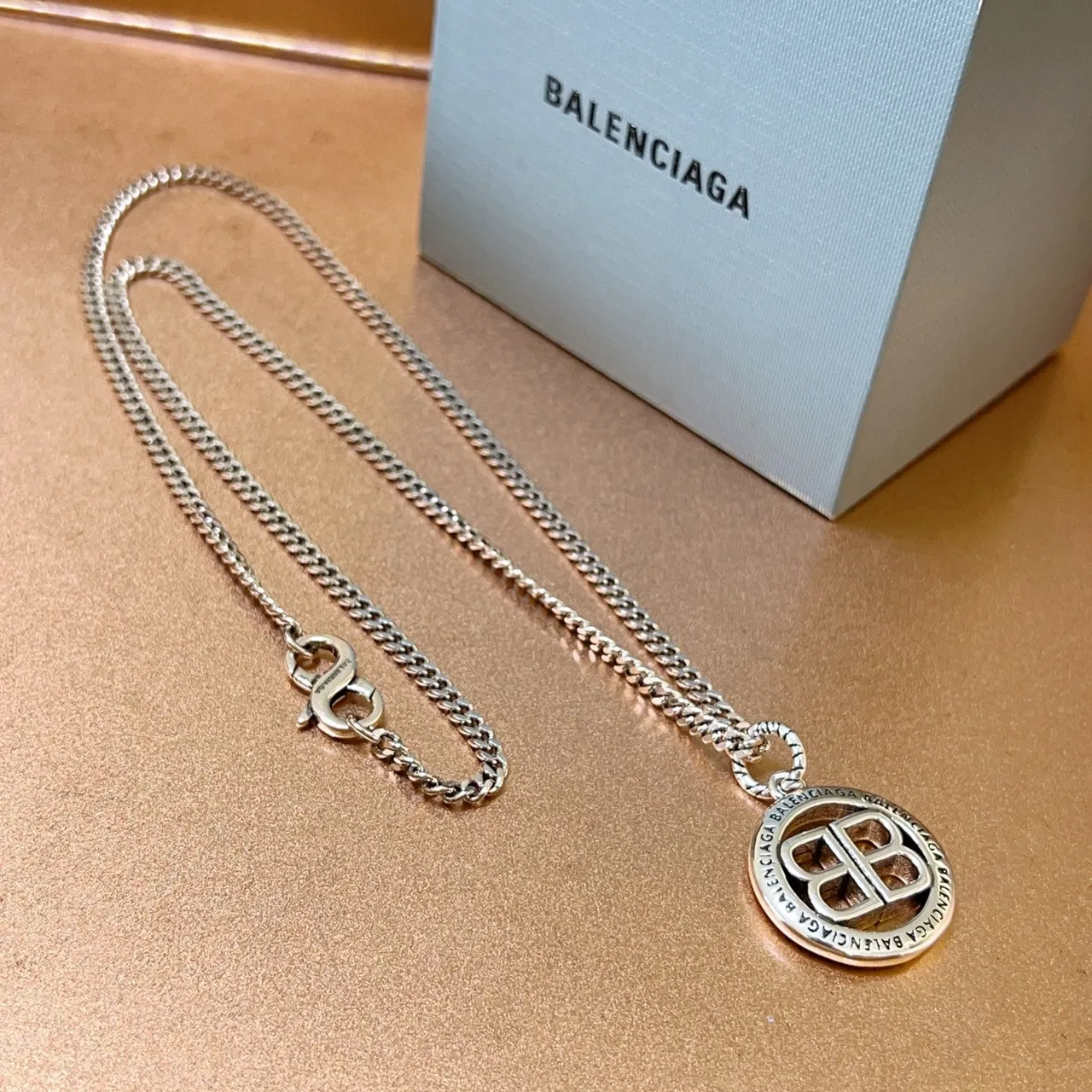 Balenciaga BB collier chaîne courbe argentée pendentif circulaire collier 2