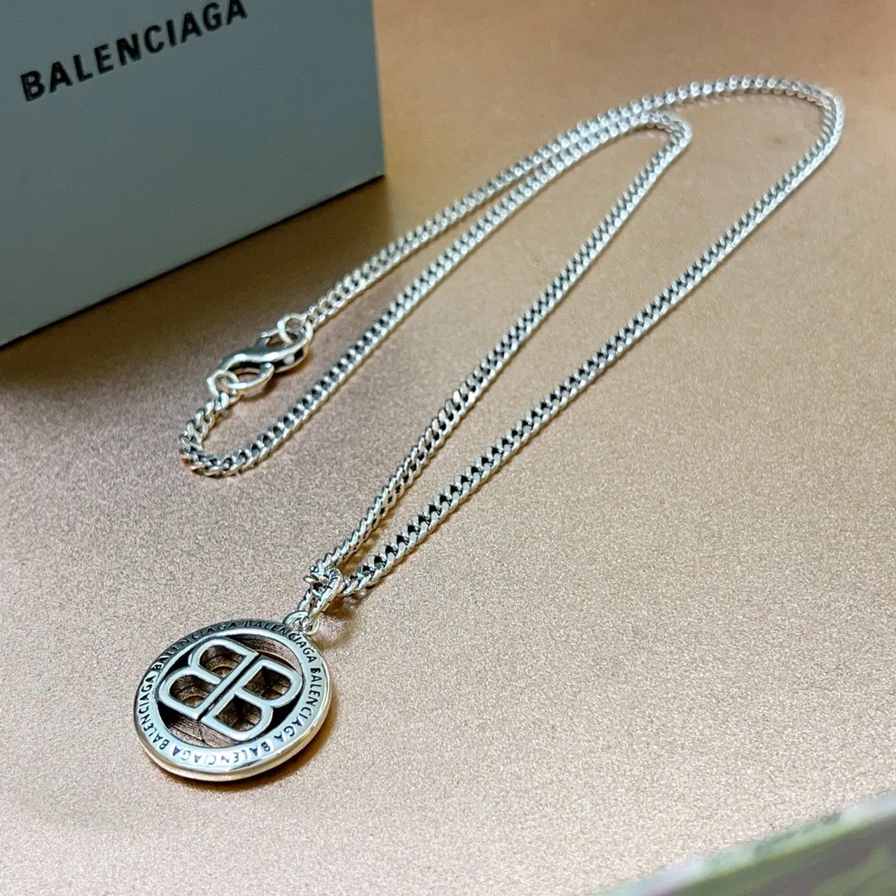 Balenciaga BB collier chaîne courbe argentée pendentif circulaire collier 4