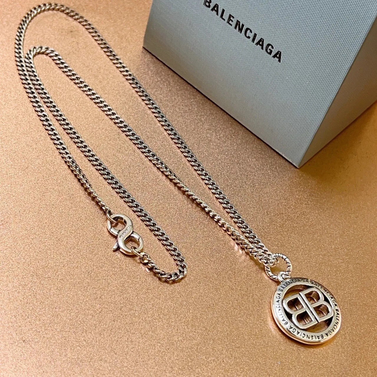 Balenciaga BB collier chaîne courbe argentée pendentif circulaire collier 5