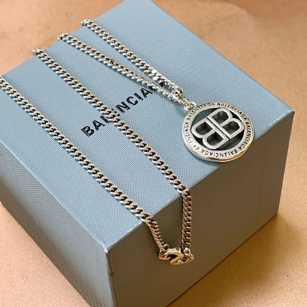 Balenciaga BB collier chaîne courbe argentée pendentif circulaire collier 7