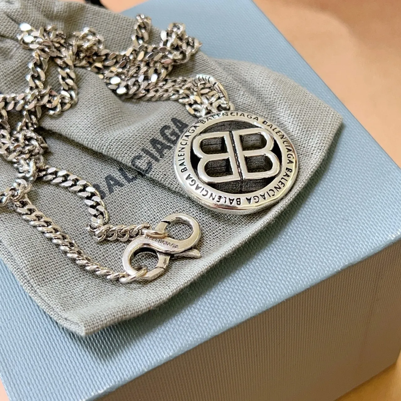 Balenciaga BB collier chaîne courbe argentée pendentif circulaire collier 9