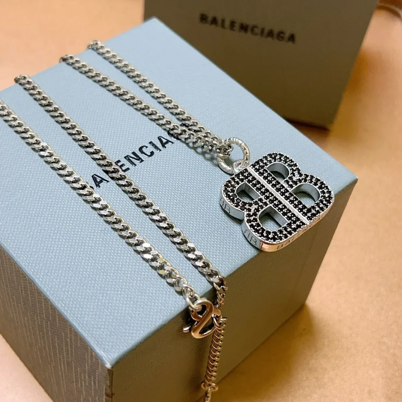 Balenciaga BB Pavé Double-B Colar com pingente 3