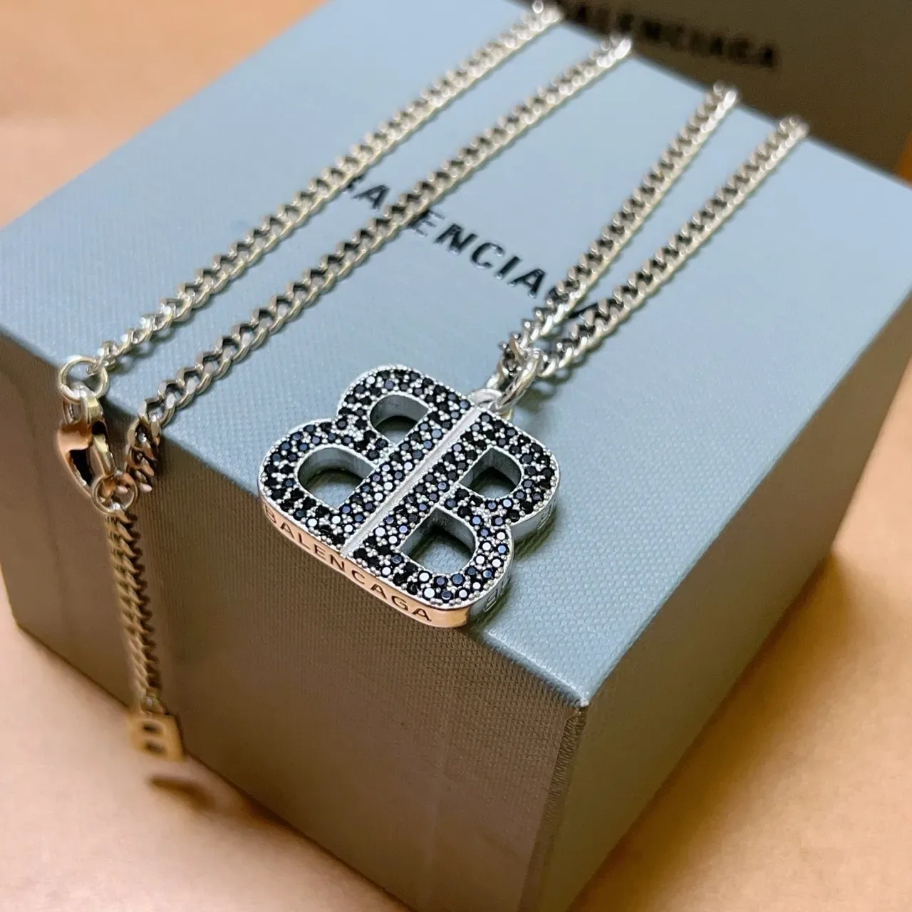 Balenciaga BB Pavé Double-B Colar com pingente 6
