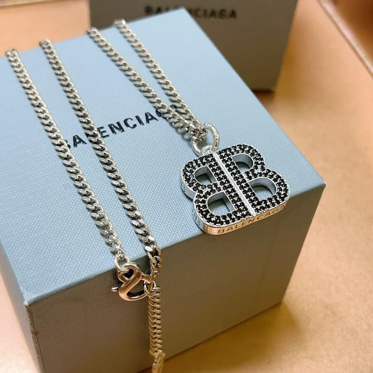 Balenciaga BB Pavé Double-B Colar com pingente 9