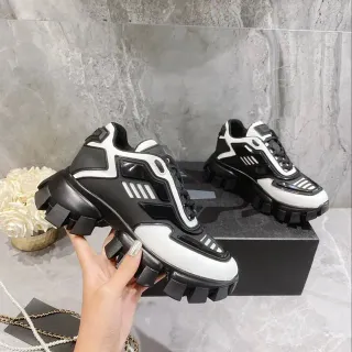 Balenciaga قاعدة سوداء بيضاء بانيلات غير متناظرة حذاء رياضي سميك