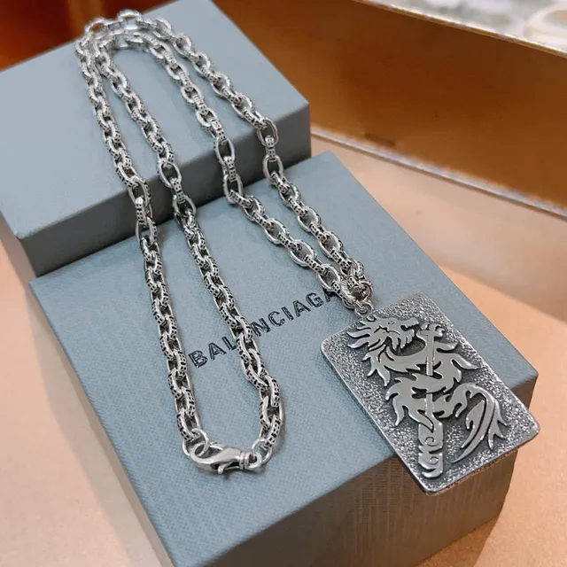 Balenciaga Colar Pendente Motivo Dragão Texturizado 4