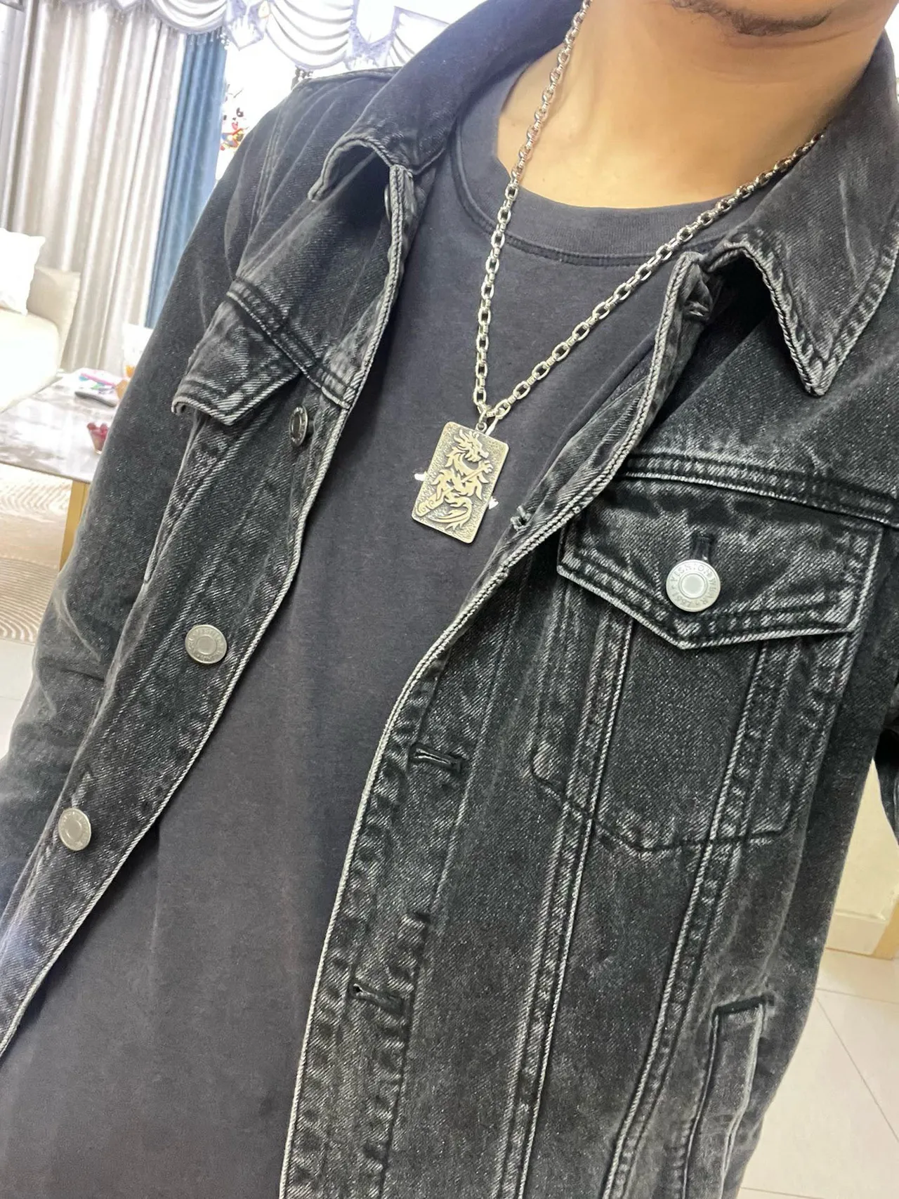 Balenciaga Colar Pendente Motivo Dragão Texturizado 5