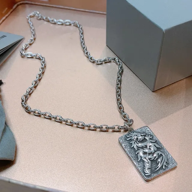 Balenciaga Colar Pendente Motivo Dragão Texturizado 6