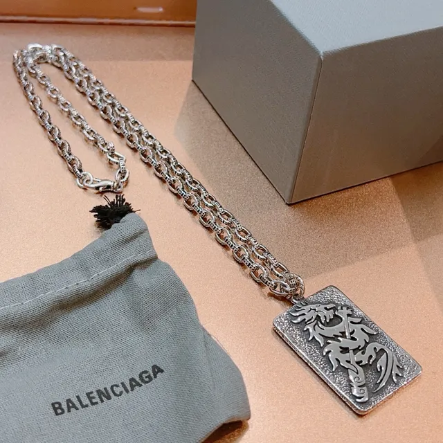 Balenciaga Colar Pendente Motivo Dragão Texturizado 7