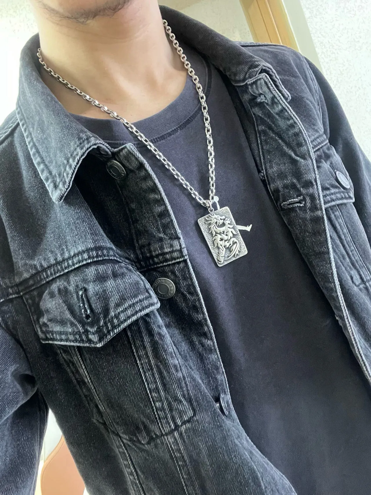 Balenciaga Colar Pendente Motivo Dragão Texturizado 8
