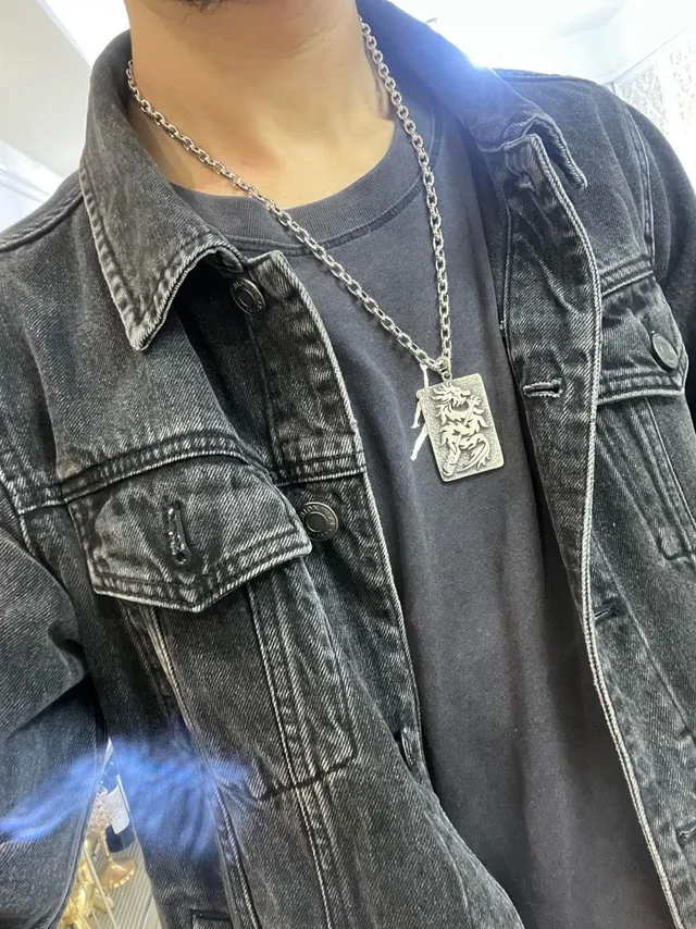 Balenciaga Colar Pendente Motivo Dragão Texturizado 3
