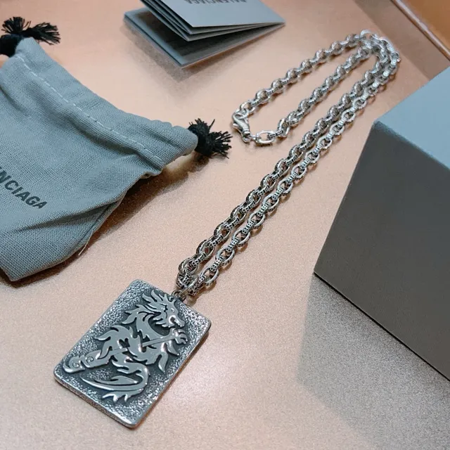 Balenciaga Colar Pendente Motivo Dragão Texturizado 9