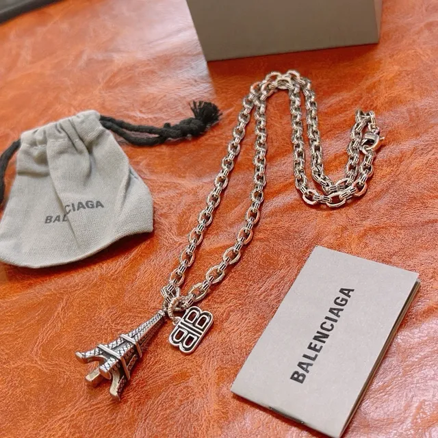 Balenciaga Eiffel Tower and BB Logo colar prateado corrente curb charme colar 3