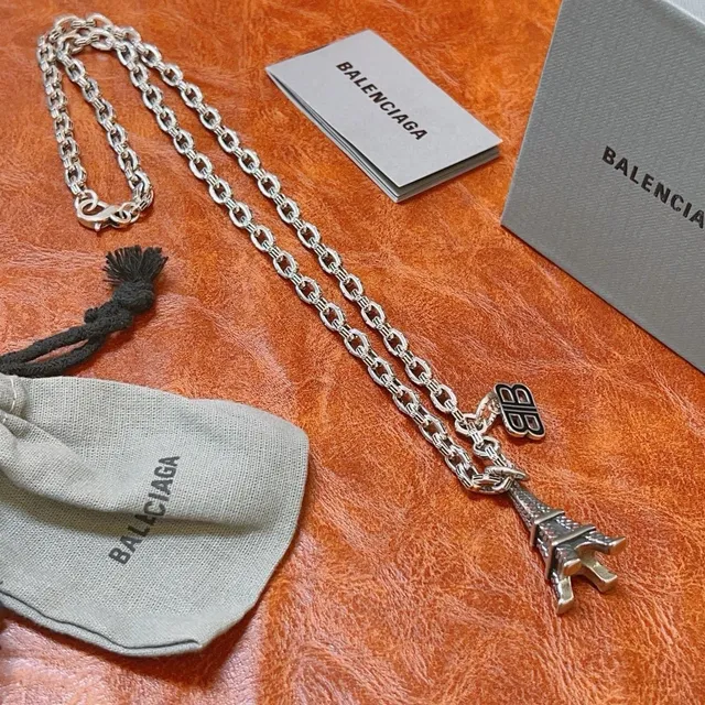 Balenciaga Eiffel Tower and BB Logo colar prateado corrente curb charme colar 4